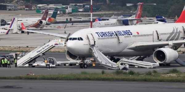 Sebuah pesawat Airbus milik Turkish Airlines terparkir di Bandara Internasional Tribhuvan setelah terjadi kebakaran kecil saat mendarat di Kathmandu Nepal Mei (Foto Reuters)