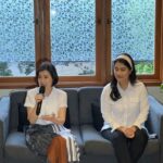 Sekretaris Dewan Pembina Partai Solidaritas Indonesia (PSI) Grace Natalie (pegang mik)