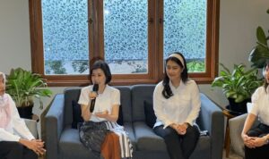 Sekretaris Dewan Pembina Partai Solidaritas Indonesia (PSI) Grace Natalie (pegang mik)