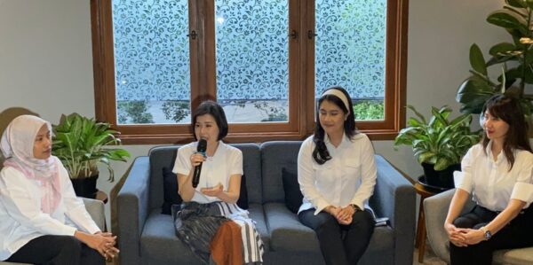 Sekretaris Dewan Pembina Partai Solidaritas Indonesia (PSI) Grace Natalie (pegang mik)