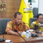 Sekretaris Jenderal Partai Golongan Karya Muhammad Sarmuji (tengah)