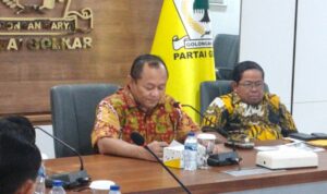 Sekretaris Jenderal Partai Golongan Karya Muhammad Sarmuji (tengah) Sekretaris Jenderal Partai Golongan Karya Muhammad Sarmuji (tengah)