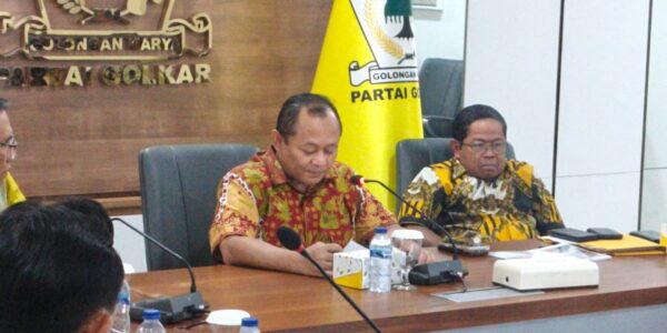 Sekretaris Jenderal Partai Golongan Karya Muhammad Sarmuji (tengah)