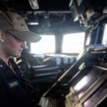 Seorang pelaut AS berjaga di atas USS McFaul (DDG ) (Foto CENTCOM) Seorang pelaut AS berjaga di atas USS McFaul (DDG ) (Foto CENTCOM)