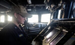 Seorang pelaut AS berjaga di atas USS McFaul (DDG ) (Foto CENTCOM)