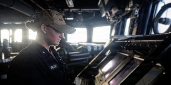 Seorang pelaut AS berjaga di atas USS McFaul (DDG ) (Foto CENTCOM)