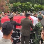 Suasana kedatangan Jenazah Almarhum eks Menhan Jenderal TNI (Purn) Ryamizard Ryacudu di Taman Makam Pahlawan (TMP) Kalibata Jakarta Selatan pada Senin siang Juni