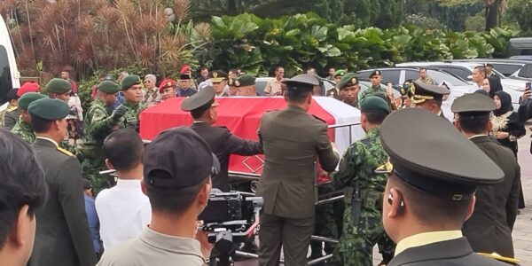 Suasana kedatangan Jenazah Almarhum eks Menhan Jenderal TNI (Purn) Ryamizard Ryacudu di Taman Makam Pahlawan (TMP) Kalibata Jakarta Selatan pada Senin siang Juni