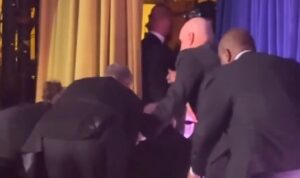 Tangkapan layar dari video evakuasi Presiden AS Donald Trump (Foto X) Tangkapan layar dari video evakuasi Presiden AS Donald Trump (Foto X)