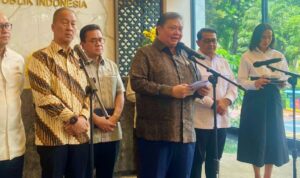 (Tengah) Menko Bidang Perekonomian Airlangga Hartarto (Tengah) Menko Bidang Perekonomian Airlangga Hartarto