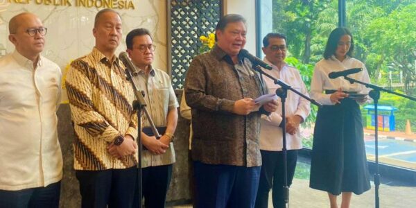 (Tengah) Menko Bidang Perekonomian Airlangga Hartarto
