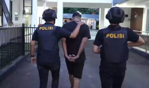 Tersangka berinisial AA diamankan polisi (Foto Humas Polda Metro Jaya)