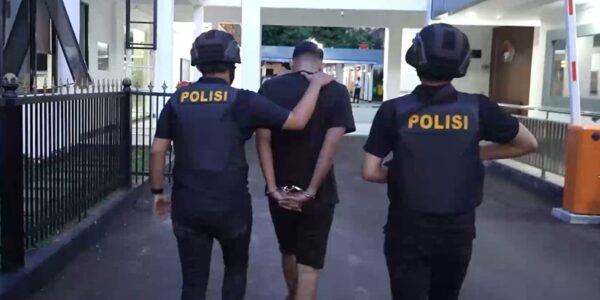 Tersangka berinisial AA diamankan polisi (Foto Humas Polda Metro Jaya)