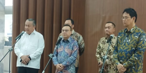 Wakil Ketua DPR RI Sufmi Dasco Ahmad (tengah)