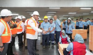 Kunjungi PT Indah Kiat Tangsel, Wamenaker Apresiasi Kepatuhan Perusahaan terhadap Regulasi Ketenagakerjaan Wamenaker Afriansyah Noor Minta Perusahaan Konsisten Jalankan Norma Ketenagakerjaan agar Pekerja Terlindungi ()