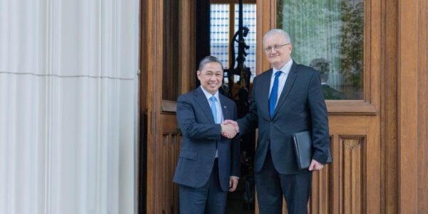 Wamenlu RI Anis Matta dan Deputi Menteri Luar Negeri Rusia Georgy Borisenko (Foto Kemlu RI)