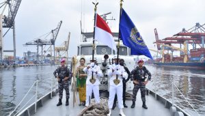 Kasal Serahkan Bendera Ke Tim Pengibar Bawah Laut