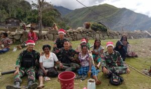 Kumpul Natal Ala Satgas Pamtas Yonif Raider 142/KJ di Papua Pegunungan