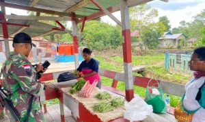 Bantu Perekonomian Warga,Satgas Yonif RK 136/TS Beli Sayuran di Pasar Rakyat