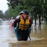 Dramatis, Aksi Heroik Brimob Batalyon D Pelopor Satbrimob PMJ Evakuasi Warga Terjebak Banjir