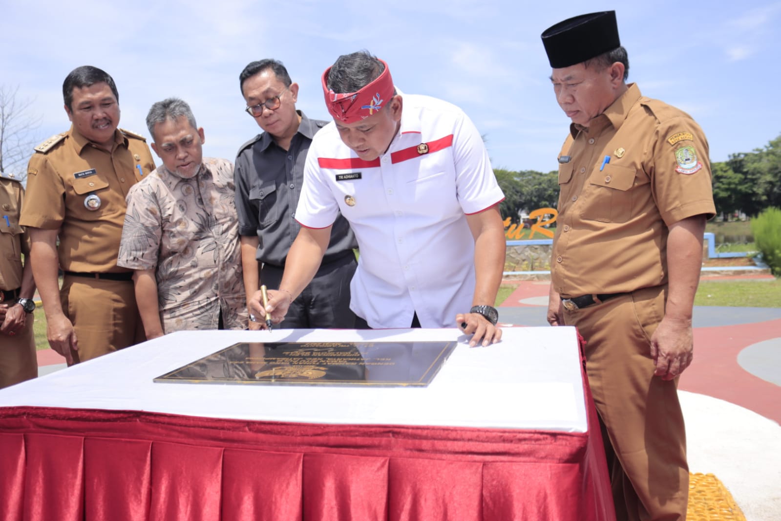 Plt. Wali Kota Bekasi Tri Adhianto Resmikan Taman Situ Pulo Jatikarya ...