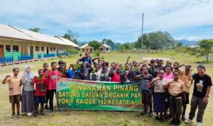 Satgas Yonif Raider 142/KJ Bagikan Dan Tanam Pinang Bathara Di SMP Yakpesmi
