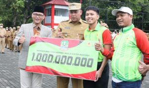 Pemkot Bekasi Serahkan Bonus kepada Kontingen Kota Bekasi Pada PORPROV Jabar XIV Tahun 2022 dan Penghargaan Lainnya
