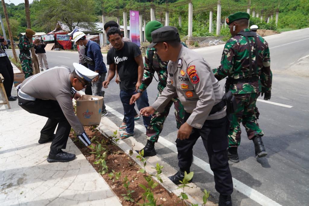 TNI Polri Dan Masyarakat Bersih-Bersih Sampah Di Area KTT Ke-42 ASEAN ...