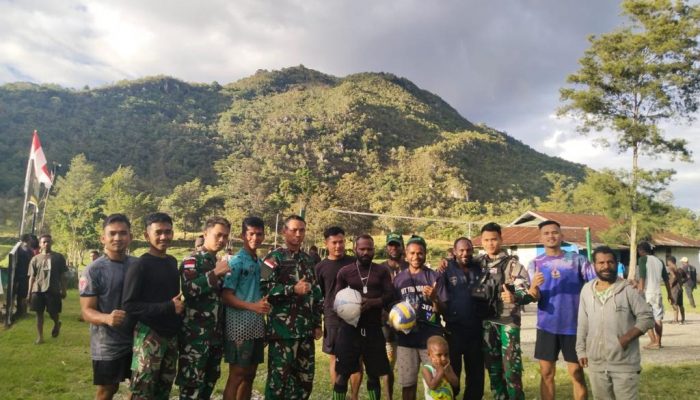 Tingkatkan Minat Berolahraga, Satgas Yonif Raider 200/BN Berikan Bantuan Sarana Olahraga