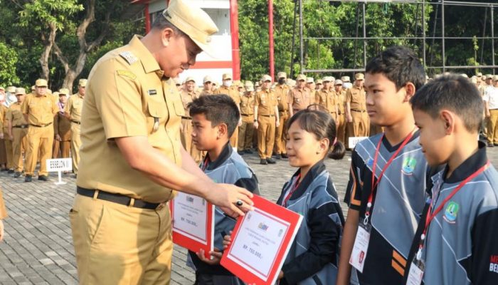Plt. Wali Kota Bekasi Serahkan Sertifikat Kepada Para Juara 02SN, Purnabakti dan Lepas Calon Paskibraka