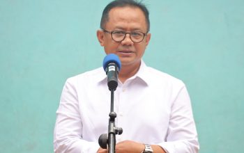 Pj. Wali Kota Bekasi Serahkan Bantuan Perbaikan Rutilahu dari KORPRI untuk Warga Kecamatan Pondok Melati