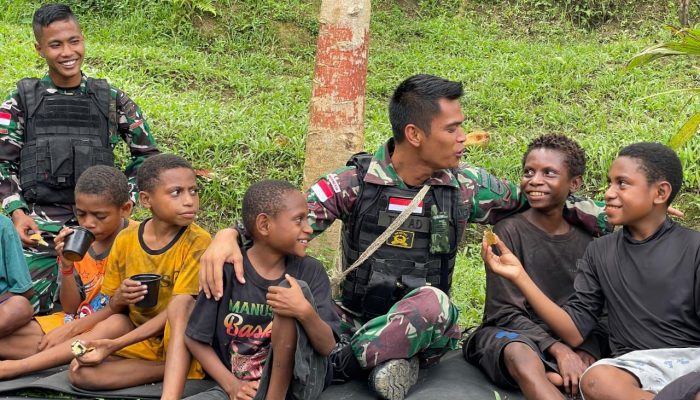 Satgas Yonif 122/TS Ajak anak-anak Kampung Wembi Saling Berkomunikasi Sosial