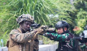 Prajurit Korps Marinir TNI AL Bersama US NAVY-USMC Latihan Menembak dan Survival Pada Latma Carat 2024