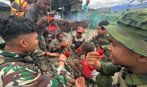 Satgas Yonif 509 Kostrad Olah Buah Merah dan Makan Bersama Masyarakat Intan Jaya