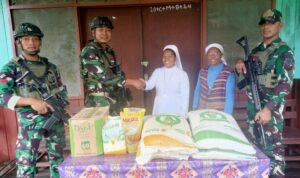 Satgas TNI Patroli dan Bagikan Paket Sembako Kepada Susteran Krepkuri