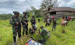 Lampu Solar Cell Marinir Habema Terangi Kampung Sokamu