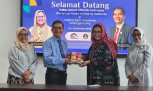 Ketum PINKAN Serahkan Peralatan Kolintang untuk ISI Padangpanjang