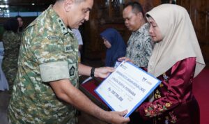 Panglima TNI Serahkan Santunan kepada Ahli Waris Prajurit Gugur di Momen HUT ke-80 TNI