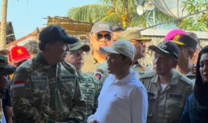 Tinjau Langsung Lokasi Banjir, Panglima TNI Dampingi Menhan RI di Pidie Jaya WhatsApp Image at ()
