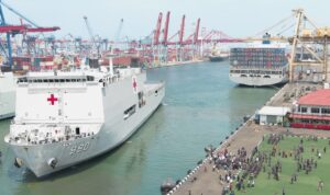 Kapal Rumah Sakit TNI AL Berangkat! Ribuan Ton Logistik dan Tim Medis Dikirim ke Wilayah Bencana WhatsApp Image at ()