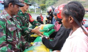 200 Karung Beras Dijual HET, Kodim 1714/Puncak Jaya Bantu Kendalikan Harga Pangan WhatsApp Image at ()