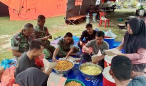 TNI Hadir di Tengah Bencana, Dapur Lapangan Beroperasi di Hinai Langkat WhatsApp Image at ()