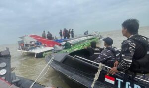 Kapal Ekspedisi Tenggelam, TNI AL Selamatkan Crew di Tengah Gelombang WhatsApp Image at