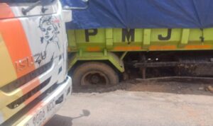 Sering Dilintasi Truk Proyek, Jalan Rasuna Said Pinang Berdebu dan Berlubang WhatsApp Image at