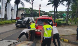 Tak Hanya Atur Lalu Lintas, Polantas Kota Tangerang Sambangi Rumah Kosong dan Bagikan Bansos WhatsApp Image at