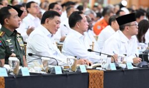 Presiden Prabowo Subianto Pimpin Rapat Kerja Pemerintah, Panglima TNI Pastikan Stabilitas Nasional WhatsApp Image at ()