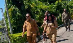 Gubernur NTT Bikin Publik Terkejut: Jalan Kaki ke Kantor Tanpa Sirene WhatsApp Image at