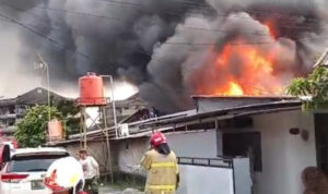 15 Unit Damkar Jinakkan Kebakaran di Asrama Ciledug, 20 Rumah Ludes WhatsApp Image at