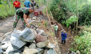TMMD ke-128 Kodim Probolinggo Bangun TPT di Akses Dusun Klagin, Tangani 12 Titik Longsor WhatsApp Image at