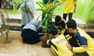SMA Negeri 1 Idi melaksanakan kegiatan gotong royong dalam rangka Gerakan ASRI (Aman, Sehat, Rapi, dan Indah) di lingkungan sekolah pada WhatsApp Image at